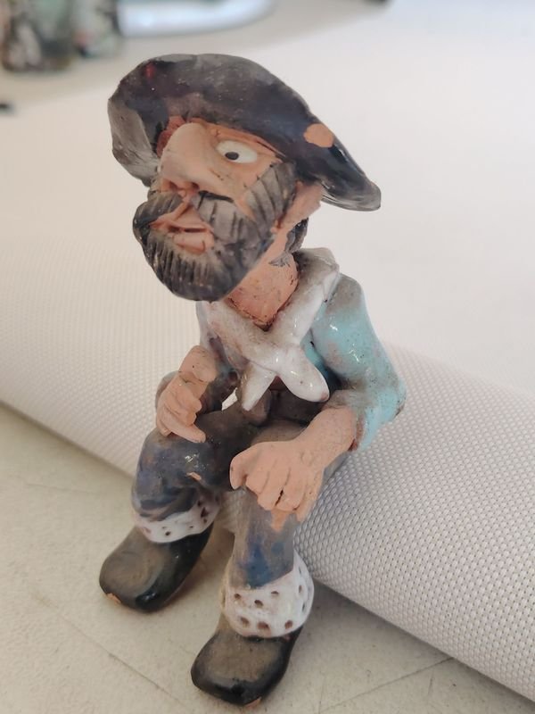 Gaucho sentado decorativo de cerámica pintada a mano - imagen 6