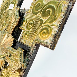 Crucifijo en Bronce con Decoración Solar sobre Tabla con Incrustación - imagen 4