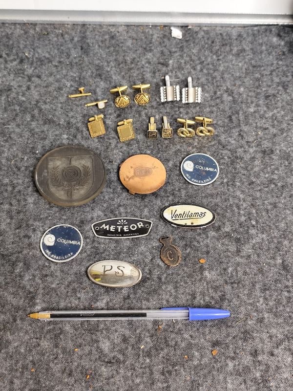Lote de Gemelos y Placas Metálicas Varias