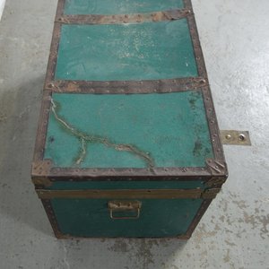 Baúl Antiguo de Viaje Verde con Herrajes Metálicos - imagen 3