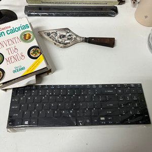 Lote de 10 piezas: cuadros decorativos, termo, jarra, teclado y más - imagen 10
