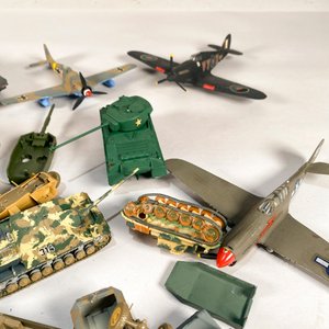 Lote de Vehículos de Guerra de Juguete Antiguos Coleccionables - imagen 5