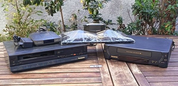 Equipos y accesorios audiovisuales: dos videograbadores sin controles Remotos y calbes Panasonic y Panavox / Dcodificador Digital con Transformador / Base de Televisor Nueva / Sin Probar