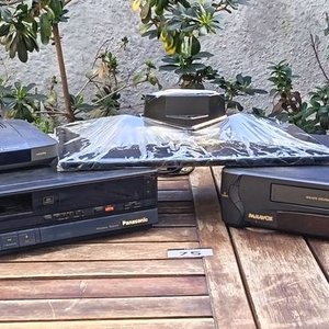 Lote anterior: Equipos y accesorios audiovisuales: dos videograbadores sin controles Remotos y calbes Panasonic y Panavox / Dcodificador Digital con Transformador / Base de Televisor Nueva / Sin Probar