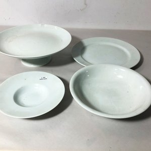 Lote anterior: Lote de 4 piezas de loza blanca: fuente, bowl, centro cascado y plato hondo