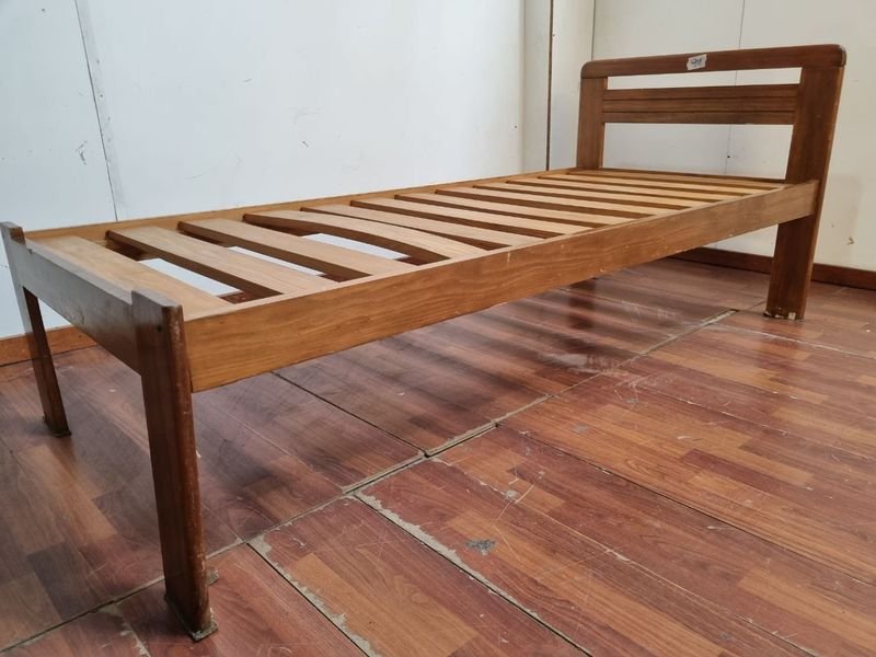 Cama de madera con estructura y colchón - imagen 3