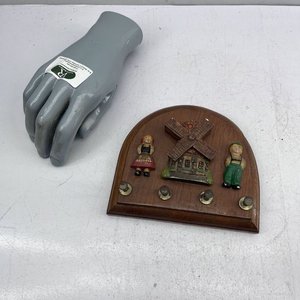 Lote anterior: Porta Llaves Holandés de Madera y Cerámica con Molino y Figuras