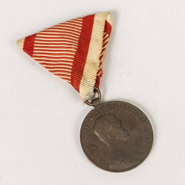 Lote siguiente: Condecoración del Imperio Austrohúngaro - Medalla de bronce con cinta