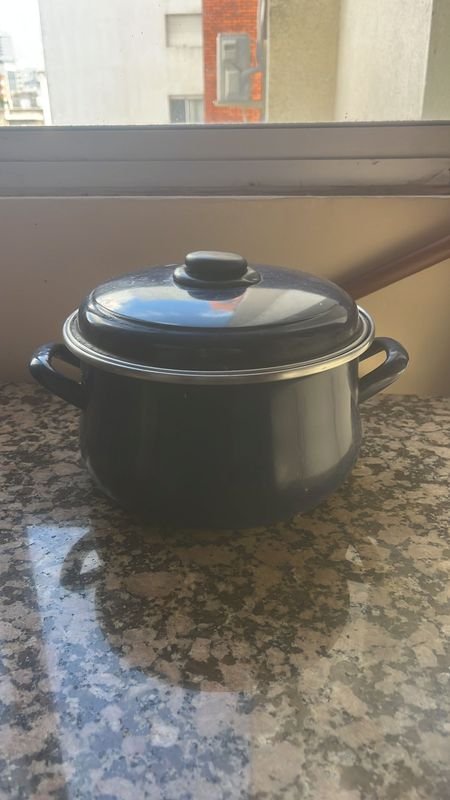 Lote siguiente: Olla cerámica azul con tapa