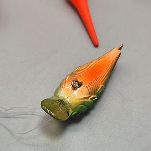 Lote de Accesorios de Pesca: Boyas Naranjas, Señuelo Artificial y Líneas con Anzuelos - imagen 6