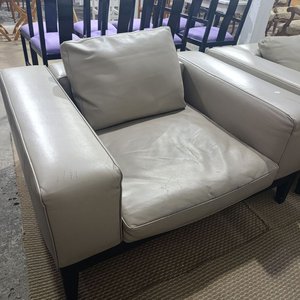 Lote siguiente: Sillón Contemporáneo "Camerich USA" en Cuero Gris con Base de Madera Maciza