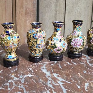 Lote siguiente: Lote de 5 Pequeños Floreros Esmaltados con Base de Madera