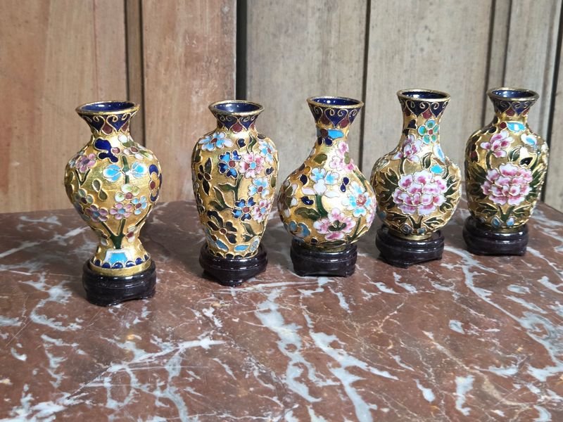 Lote de 5 Pequeños Floreros Esmaltados con Base de Madera