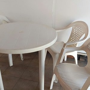 Mesa Redonda de PVC con 4 Sillas (2 de un diseño y 2 de otro) - imagen 4