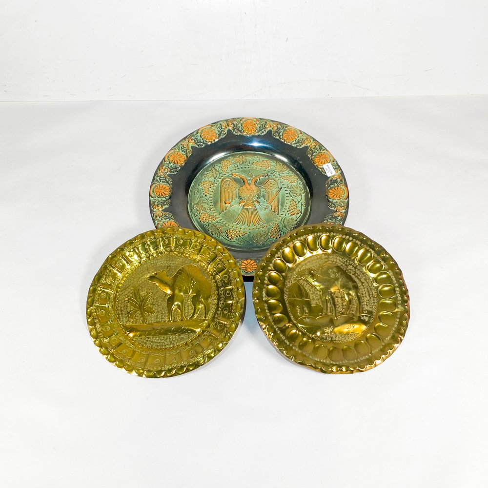 Tres Platos Decorativos Repujados en Bronce y Cobre