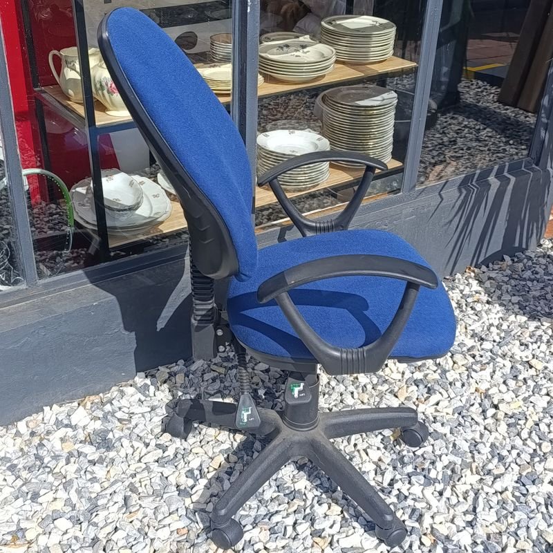 Silla Giratoria de Oficina Tapiizada en Tela Azul - imagen 3