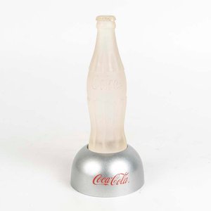 Lote siguiente: Veladora forma de botella de Coca - Cola a pila, no se probó  - Medidas: alto 25 cm
