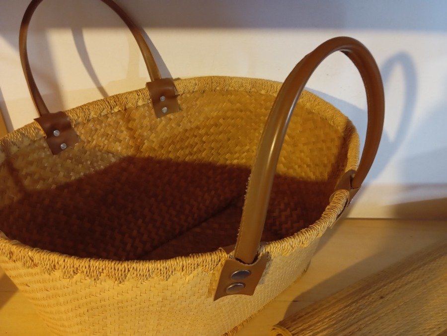 Canasta de mimbre tipo bolso grande con esterilla - imagen 4