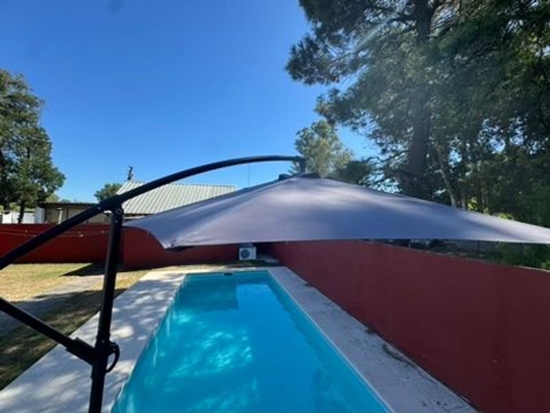 Lote anterior: Gran sombrilla solar moderna para piscina