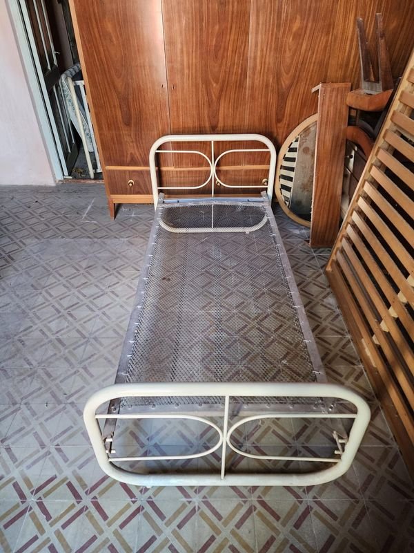 Cama de una plaza de hierro estilo vintage