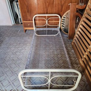 Lote siguiente: Cama de una plaza de hierro estilo vintage