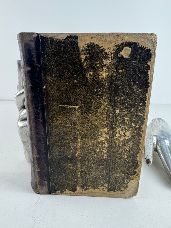 Dos libros antiguos de Luis De Val y una escultura de plata - imagen 2