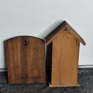 Dos Portallaves Decorativos: Caballo en Madera y Bronce y Motivo Bariloche con Termómetro - imagen 3