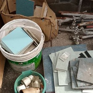 Lote de Materiales de Construcción: Caños Galvanizados, Cerámicas, Azulejos y Recortes de Mármol - imagen 3
