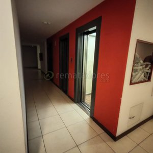 Lote anterior: Pasillo con Ascensor y Paredes Rojas