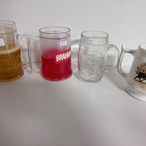 Lote de 4 jarras cerveceras: vidrio, loza y plástico - imagen 1