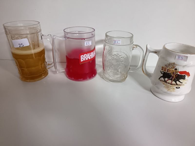Lote de 4 jarras cerveceras: vidrio, loza y plástico
