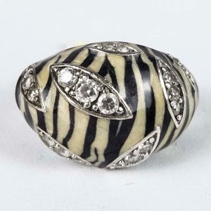 Lote siguiente: Anillo de Plata con Esmalte Rayado y Circonias