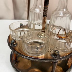 Christofle Vinagreras de Cristal con Base Metálica y Grabado Monograma - imagen 2