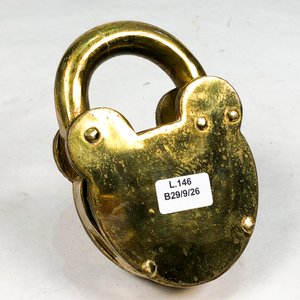 Candado Antiguo de Bronce con Llave e Inscripción - imagen 3