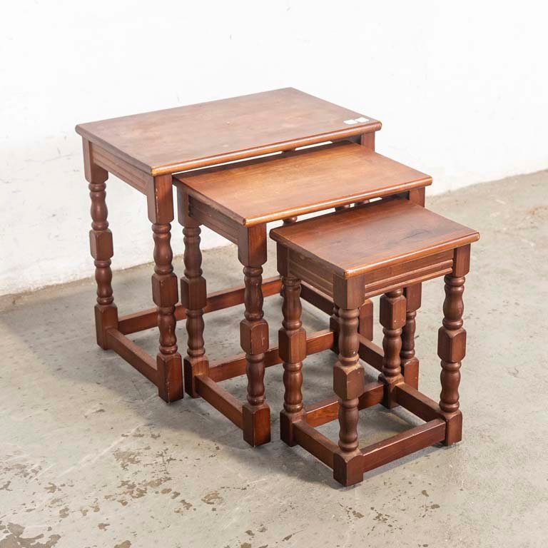Lote anterior: Mesita nido triple de madera con patas torneadas