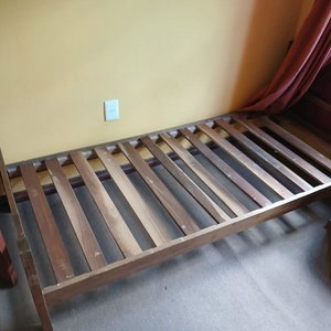 Lote siguiente: Cama de Una Plaza en Madera Natural