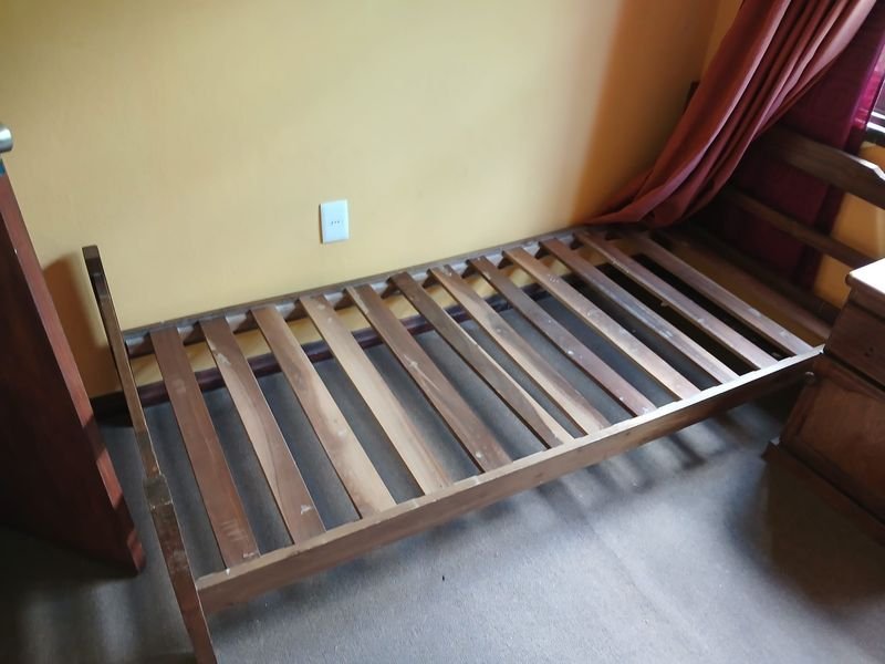 Cama de Una Plaza en Madera Natural
