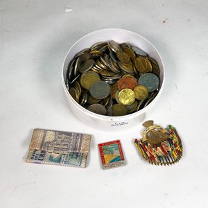Lote de Monedas Variadas y Billetes Uruguayos con Broche Temático - imagen 2