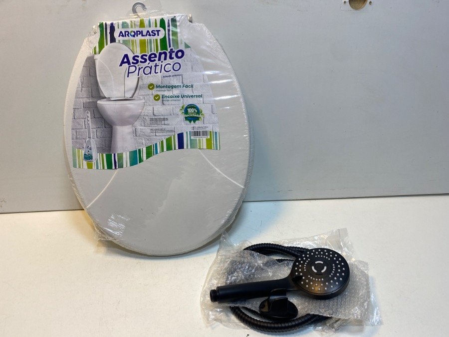 Tapa y Asiento para Inodoro Blanco Aroquplast y Duchador de Mano Negro