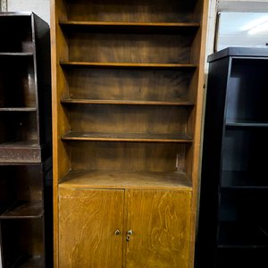 Lote siguiente: Estantería de madera con puertas inferiores