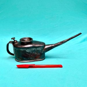 Lote siguiente: Antigua aceitera de chapa