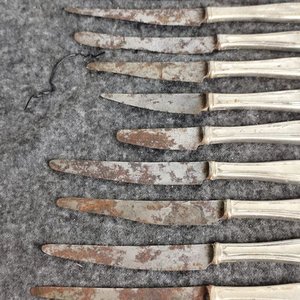 Lote de 10 Cuchillos Antiguos con Cabos Pesados y Grabados - imagen 2