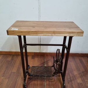 Lote siguiente: L 959 - Mesa auxiliar con base de maquina de coser antigua en hierro forjado y tapa de madera maciza (Medidas 71x36x81cm)