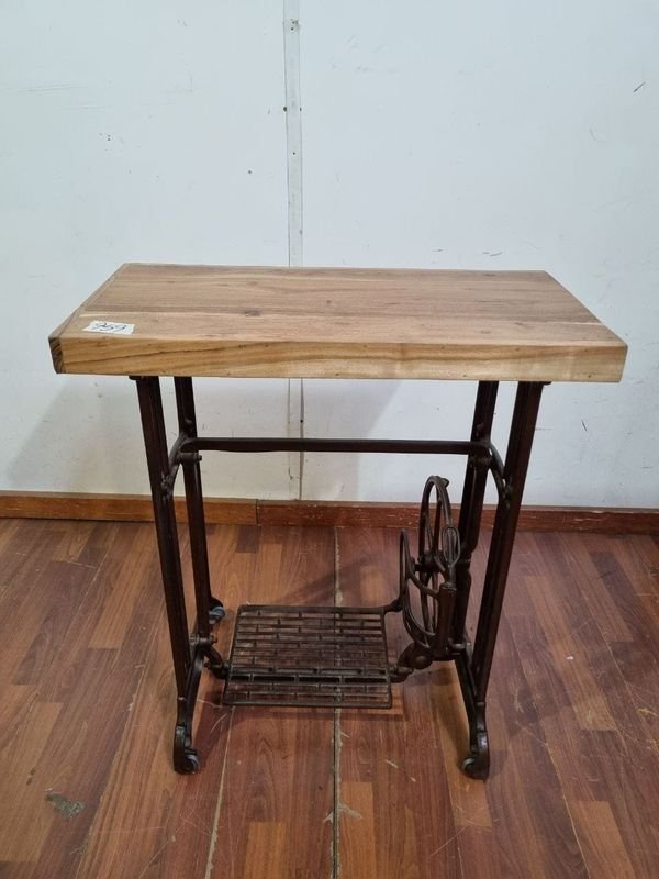 L 959 - Mesa auxiliar con base de maquina de coser antigua en hierro forjado y tapa de madera maciza (Medidas 71x36x81cm)