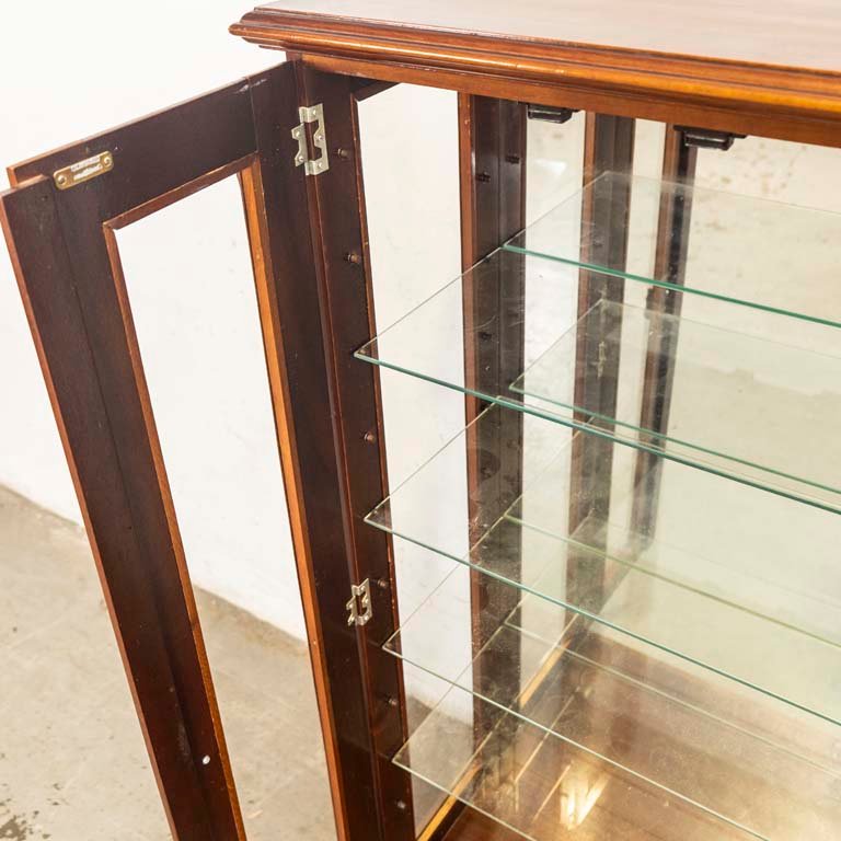 Vitrina cristalera baja de vidrio con detalles en el lustre - imagen 3