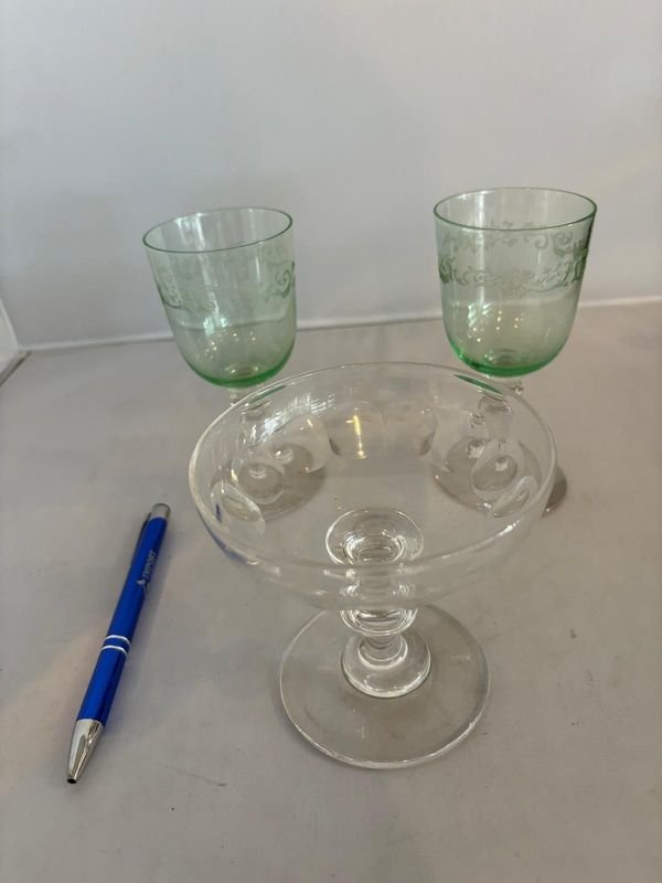 Lote anterior: Tres copas de vidrio con diseño y dos bolígrafos azules