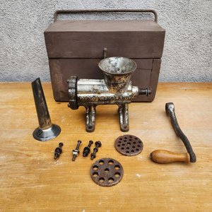 Lote anterior: Máquina de Picar Carne Antigua "Made in England" con Caja de Madera