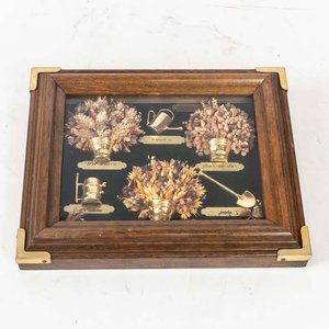 Lote siguiente: Cuadrito "Motivo Jardinería" de Patricio O'Brian con Miniaturas