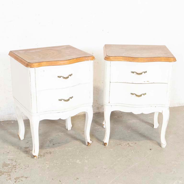 Par de Mesas de Luz Francesas Blancas con Tapa de Madera