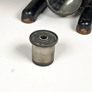 Microscopio Antiguo Carl Zeiss Göttingen Metal y Bronce con Accesorios y Caja de Madera - imagen 3